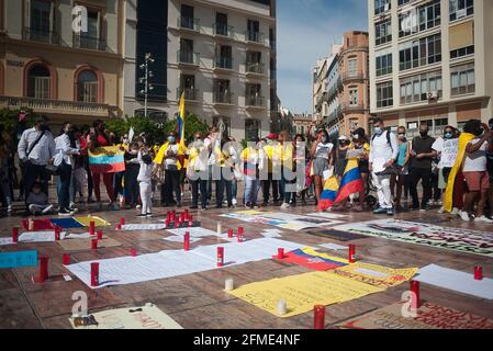 Malaga, Spagna. 8 maggio 2021. I manifestanti colombiani che indossano maschere di protezione tengono cartelli e bandiere mentre si riuniscono in Plaza de la Constitucion durante la manifestazione a sostegno del popolo colombiano e contro le riforme fiscali e sanitarie del presidente colombiano, Ivan Duque.le organizzazioni internazionali per i diritti umani hanno denunciato l'uso eccessivo della forza da parte dell'esercito colombiano contro i manifestanti dopo le proteste e gli scontri violenti scoppiati nel paese. Credit: SOPA Images Limited/Alamy Live News Foto Stock