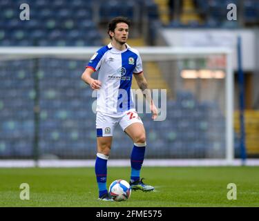 Blackburn, Regno Unito. 8 maggio 2021. Lewis Travis n° 27 di Blackburn Rovers con la palla a Blackburn, Regno Unito, il 5/8/2021. (Foto di Simon Whitehead/News Images/Sipa USA) Credit: Sipa USA/Alamy Live News Foto Stock