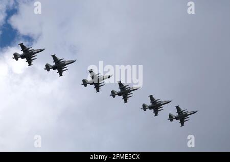 MOSCA, RUSSIA - 7 MAGGIO 2021: Gruppo di sei bombardieri tattici militari russi su-25 Frogfoot volo veloce in parata prove in cielo nuvoloso Foto Stock