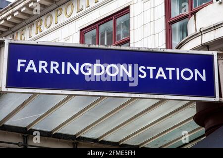 Londra, Regno Unito - 7 maggio 2021: Il cartello sopra un ingresso alla stazione di Farringdon nella città di Londra, Regno Unito. Foto Stock