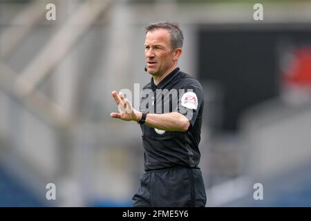 Blackburn, Regno Unito. 8 maggio 2021. L'arbitro Keith Stroud prende una decisione a Blackburn, Regno Unito, il 5/8/2021. (Foto di Simon Whitehead/News Images/Sipa USA) Credit: Sipa USA/Alamy Live News Foto Stock