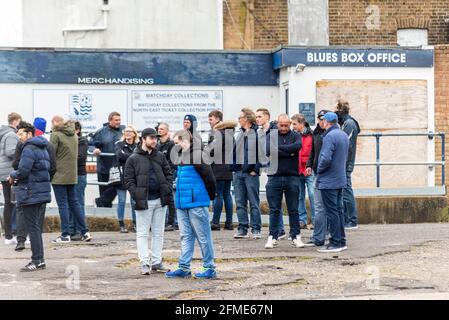 Protesta fuori dal Roots Hall stadio sede di Southend Utd come hanno giocato la loro partita finale della stagione, la loro ultima prima della relegazione Foto Stock