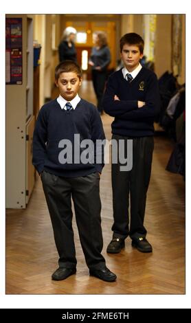 Richard Baker (11) a destra e Charles Myristic (10) hanno lasciato che sono entrambi più vecchi dell'età standard degli allievi nel loro gruppo di anno nella loro scuola, Osidge Primary School, Southgate London. Sullo sfondo, i loro Mothers Clair Baker (capelli grigi) e Tania myristic David Sandison 4/5/2004 Foto Stock