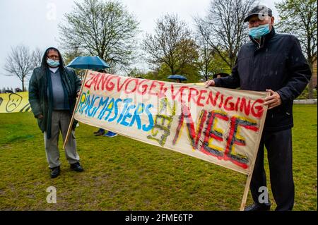 I manifestanti hanno un cartello durante la manifestazione.dopo alcune proteste, è stata organizzata una manifestazione nazionale nel centro di Amsterdam per protestare contro le turbine eoliche vicino alle case e nelle riserve naturali. L'organizzazione Windalarm ha organizzato una dimostrazione contro le diciassette mega turbine eoliche che il comune vuole collocare all'interno dei confini comunali. I residenti di diversi distretti di Amsterdam sono particolarmente preoccupati per i possibili danni alla salute causati dalle turbine eoliche. I politici e i rappresentanti dei gruppi d'azione sono venuti da tutto il paese per parlare, ma anche per ent Foto Stock