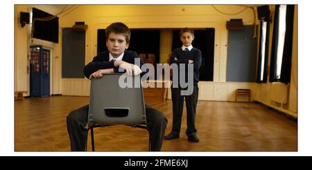 Richard Baker (11) sinistra e Charles Myristic (10) destra che sono entrambi più vecchi dell'età standard degli allievi nel loro gruppo di anno nella loro scuola, Osidge Primary School, Southgate London. pic David Sandison 4/5/2004 Foto Stock