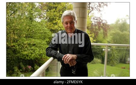 Michael Aspel a casa nella zona ovest di Londra.pic David Sandison 30/4/2004 Foto Stock