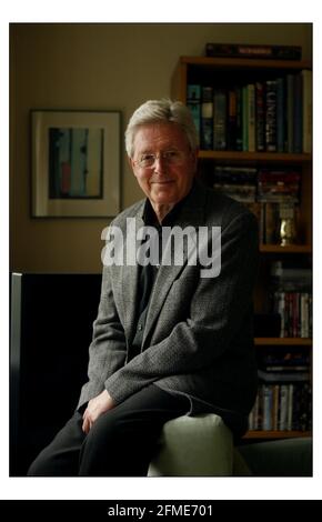 Michael Aspel a casa nella zona ovest di Londra.pic David Sandison 30/4/2004 Foto Stock