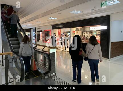 San Paolo, San Paolo, Brasile. 8 maggio 2021. (INT) movimento nei negozi al patio Paulista shopping, a San Paolo, il pomeriggio di Sabato, alla vigilia del giorno delle madri. Credit: LECO Viana/TheNews2 Credit: LECO Viana/TheNEWS2/ZUMA Wire/Alamy Live News Foto Stock