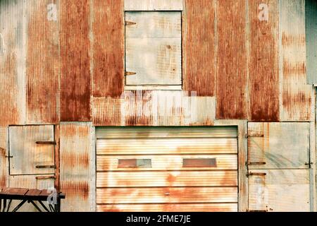 Fronte di Old Barn con Rusty corrugato metallo Foto Stock