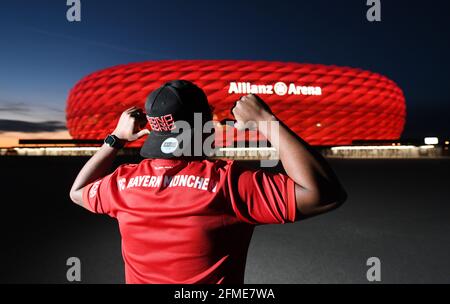 Monaco, Germania. 8 maggio 2021. Un tifoso si pone davanti all'Allianz Arena dopo la partita di calcio Bundesliga FC Bayern Monaco - Borussia Mönchengladbach. Alcuni fan si sono riuniti di fronte allo stadio. Il FC Bayern potrebbe garantire il titolo di campionato il giorno della festa 32. Credit: Tobias Hase/dpa/Alamy Live News Foto Stock