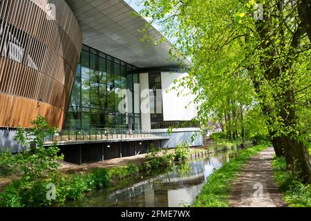 Vista del Royal Welsh College of Music and Drama building River Taff feeder Canal and Bute Park Trees in primavera Maggio 2021 Cardiff Galles UK KATHY DEWITT Foto Stock