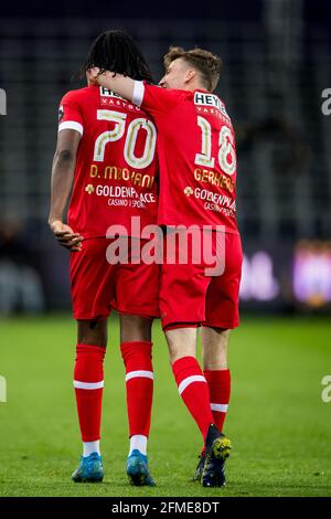 Dieumerci Mbokani Bezua di Anversa e Martin Hongla di Anversa festeggiano dopo Punteggio durante una partita di calcio tra RSC Anderlecht e Royal Anversa Foto Stock