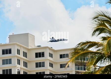 Fort Lauderdale, Stati Uniti. 07 maggio 2021. FORT LAUDERDALE, FLORIDA - 07 MAGGIO: Gli Stati Uniti Navy Blue Angels si esibiscono durante la prova finale di abbigliamento dell'Air Show di ft Lauderdale a Fort Lauderdale Beach il 7 maggio 2021 a Fort Lauderdale, Florida. Si tratta del 75° anniversario dei Blue Angels e di una delle prime performance del team nel Super Hornet F/A-18, mentre il team passa dal precedente Hornet. (Foto di JL/Sipa USA) Credit: Sipa USA/Alamy Live News Foto Stock