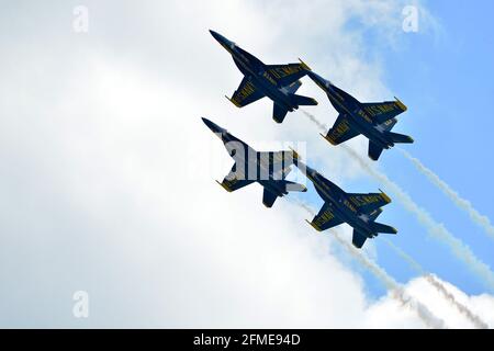 Fort Lauderdale, Stati Uniti. 07 maggio 2021. FORT LAUDERDALE, FLORIDA - 07 MAGGIO: Gli Stati Uniti Navy Blue Angels si esibiscono durante la prova finale di abbigliamento dell'Air Show di ft Lauderdale a Fort Lauderdale Beach il 7 maggio 2021 a Fort Lauderdale, Florida. Si tratta del 75° anniversario dei Blue Angels e di una delle prime performance del team nel Super Hornet F/A-18, mentre il team passa dal precedente Hornet. (Foto di JL/Sipa USA) Credit: Sipa USA/Alamy Live News Foto Stock