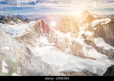 Panorama delle Alpi URI al tramonto sulla cima del monte Titlis, tra Obwaldo e Berna. Svizzera. Il ponte sospeso più alto d'Europa, 3041 metri. Foto Stock