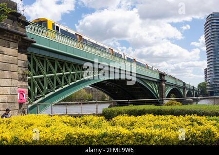 Treno che passa sul Ponte ferroviario di Battersea sul Tamigi, Battersea, London Borough of Wandsworth, Londra, Inghilterra, Regno Unito Foto Stock