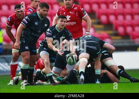 Llanelli, Regno Unito. 8 maggio 2021. Ospreys mischia mezzo Matteo Aubrey passa la palla durante il Scarlets v Ospreys PRO14 Rainbow Cup Rugby Match. Credit: Gruffydd Thomas/Alamy Live News Foto Stock