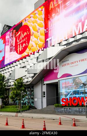 Enormi schermi colorati presso l'edificio del centro commerciale nella metropoli di Bangkok in Thailandia. Huai Khwang. Foto Stock