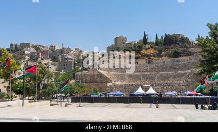 Vista bassa del Teatro Romano del 2 ° secolo con 6000 posti a sedere, in Hashemite Plaza ai piedi di Jabal al-Joufah, Amman, Giordania Foto Stock