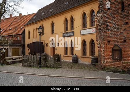 TANGERMUENDE, GERMANIA - 24 APRILE 2021: Ristorante chiuso. Vecchia strada di una città storica di Tangermuende. Stato Sassonia-Anhalt. Foto Stock