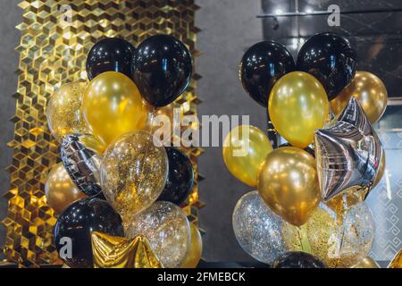 palloncini d'aria in elio nero e oro su sfondo bianco, festeggia, festa  Foto stock - Alamy