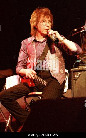 EX ROLLING STONE BILL WYMAN SUONANDO ALLA FERNEHAM HALL, FAREHAM CON LA SUA BAND THE RYTM KINGS DAVANTI A 500 PERSONE, MENTRE LE PIETRE SUONAVANO WEMBLEY. PIC MIKE WALKER, 1999 Foto Stock