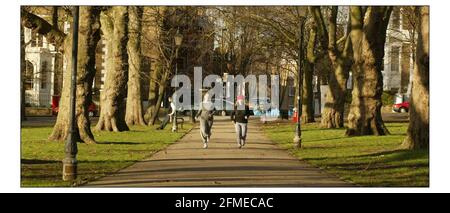 Lizzy Heathcote e Hero Brown corrono in Highbury Fields.pic David Sandison 22/12/2003 Foto Stock