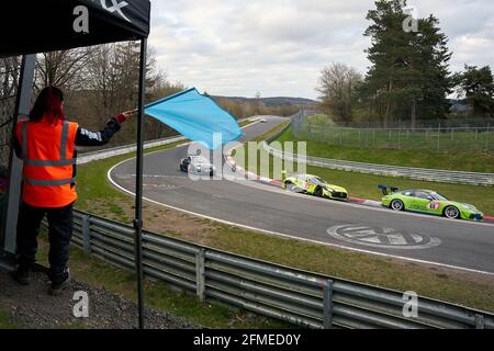 08 maggio 2021, Renania-Palatinato, Nürburg: Un maresciallo dà segnali di bandiera durante la prima gara di qualificazione per la 24h corsa nella sezione 'piccola giostra del Nürburgring-Nordschleife'. Foto: Thomas Frey/dpa Foto Stock