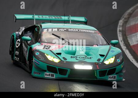 08 maggio 2021, Renania-Palatinato, Nürburg: La Lamborghini Huracan GT3 Evo del Team Konrad Motorsport con Axcil Jefferies, Michele di Martino e Tim Zimmermann supera il Nordschleife del Nürburgring. Il team ha concluso secondo nella prima sessione di qualifica per la 24h di gara. Foto: Thomas Frey/dpa Foto Stock