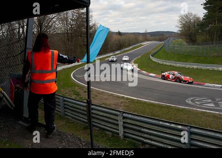 08 maggio 2021, Renania-Palatinato, Nürburg: Un maresciallo dà segnali di bandiera durante la prima gara di qualificazione per la 24h nella sezione 'Kleines Karussell' del Nürburgring-Nordschleife. Foto: Thomas Frey/dpa Foto Stock