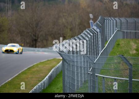 08 maggio 2021, Renania-Palatinato, Nürburg: Le aree spettatrici per qualificarsi per la gara di 24 ore al Nürburgring sono deserte. A causa della pandemia di Corona, le qualifiche dovevano essere tenute senza un pubblico. Foto: Thomas Frey/dpa Foto Stock