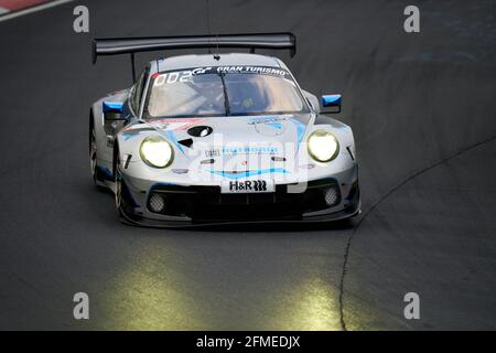 08 maggio 2021, Renania-Palatinato, Nürburg: La Porsche GT3 di Rutronik Racing con Romain Dumas, Julien Andlauer, Tobias Müller e Tristan Viidas passa la sezione 'Kleines Karussell' del Nürburgring-Nordschleife. Il team ha terminato il terzo posto nella prima sessione di qualificazione. Foto: Thomas Frey/dpa Foto Stock