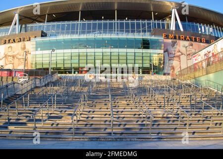 HIGHBURY, LONDRA, INGHILTERRA - 6 maggio 2021: I gradini che portano allo stadio di calcio Arsenal Emirates a Londra Foto Stock