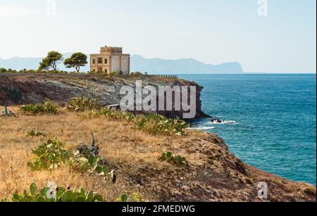 La Torre Alba, o Torre di Cala Rossa, è una torre difensiva situata sulla costa del Mediterraneo a Terrasini, provincia di Palermo, Sicilia, Italia Foto Stock