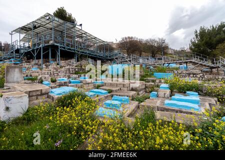 Tombe dei giusti dipinte blu nella città di Safed, e il balcone dove è sepolta la tomba di Rabbi Yosef Caro Foto Stock