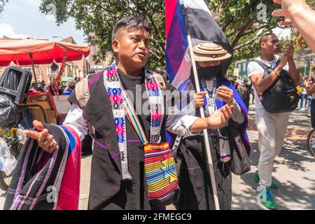 Bogotà, Colombia. 7 maggio 2021. Gli indigeni Misak di Bogotà sostengono lo sciopero nazionale Credit: Daniel Garzon Herazo/ZUMA Wire/Alamy Live News Foto Stock