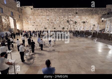 03-05-2021. gerusalemme-israele. Ritorno alla routine dopo il virus della corona, in preghiera senza maschera e spartizioni nell'area aperta dell'Occidente Foto Stock