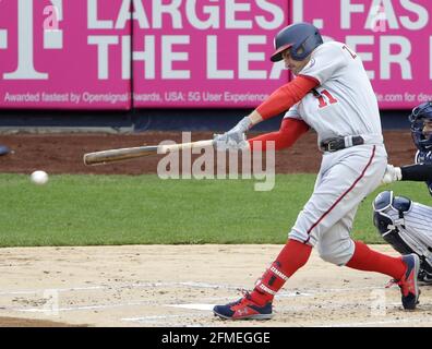 Bronx, Stati Uniti. 8 maggio 2021. Washington Nationals Ryan Zimmerman ha colpito un singolo nel secondo inning contro i New York Yankees allo Yankee Stadium sabato 8 maggio 2021 a New York City. Foto di John Angelillo/UPI Credit: UPI/Alamy Live News Foto Stock