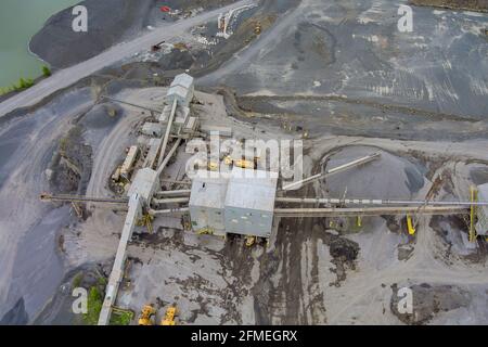 Estrazione di minerali di ferro a cielo aperto, un grande dumper da miniera sul lavoro, che lavora in una cava in una miniera a cielo aperto il piano generale Foto Stock