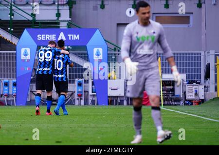 Andrea Pinamonti (FC Inter) e Lautaro Martinez (FC Inter) festeggiano il suo gol durante il campionato italiano Serie A Football Match tra FC Internazionale e UC Sampdoria l'8 maggio 2021 allo stadio Giuseppe Meazza di Milano - Foto Morgese-Rossini / DPPI Foto Stock