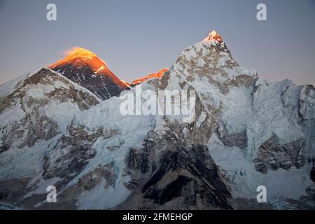 Spettacolare tramonto arancione dal punto panoramico di Kala Patthar del Monte Everest, Nepal. Foto Stock