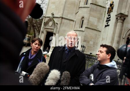 Presidente del CND Carol Naughton con il loro avvocato di interesse pubblico Phil Shiner e il satirista Mark Thomas fuori della Corte alta Questa mattina, dopo aver perso il loro caso per la Pace nel mondo (?)17 Dicembre 2002 foto Andy Paradise Foto Stock