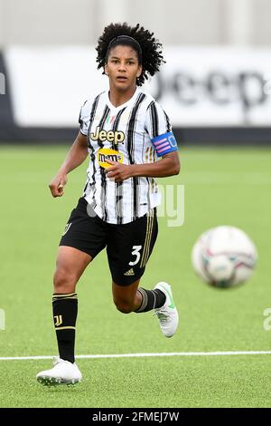 Vinovo, Italia. 08 maggio 2021. Sara Gama del Juventus FC in azione durante la Serie femminile UNA partita di calcio tra Juventus FC e SSD Napoli. Juventus FC ha vinto 2-0 su SSD Napoli. Credit: Nicolò campo/Alamy Live News Foto Stock