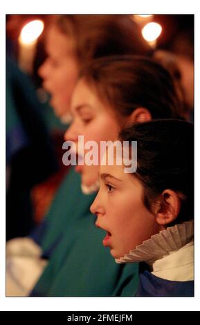 Salisbury Cath. Coro durante una registrazione di canzoni di lode.pic David Sandison 4/12/2002 Foto Stock