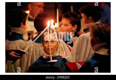 Salisbury Cath. Coro durante una registrazione di canzoni di lode.pic David Sandison 4/12/2002 Foto Stock