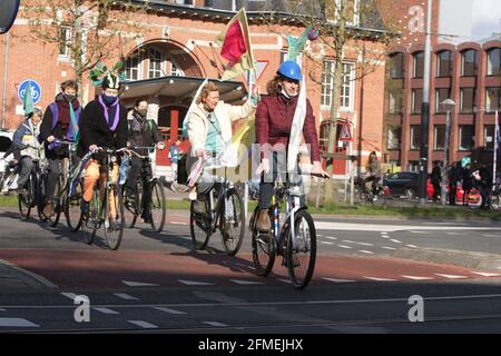 Estinzione ribellione attivisti ambientali e sostenitori cavalcano biciclette per protestare la rotonda contro il cambiamento climatico in mezzo al coronavirus p Foto Stock