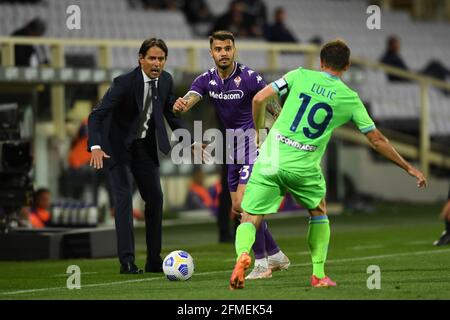 Firenze, Italia. 8 maggio 2021. Simone Inzaghi Coach (Lazio)Lorenzo Venuti (Fiorentina)Senad Lulic (Lazio) durante la partita italiana 'sarie A' tra Fiorentina 2-0 Lazio allo stadio Artemio Franchi l'8 maggio 2021 a Firenze. Credit: Maurizio Borsari/AFLO/Alamy Live News Foto Stock