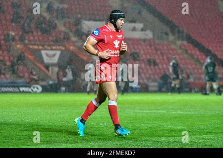 Llanelli, Galles. 8 maggio 2021. Leigh Halfpenny of Scarlets durante la Guinness PRO14 Rainbow Cup match tra Scarlets e Ospreys al Parc y Scarlets di Llanelli, Galles, Regno Unito, l'8 maggio 2021. Gli stadi sportivi di tutto il Regno Unito sono soggetti a rigorose restrizioni a causa del Coronavirus Pandemic, in quanto le leggi governative sull'allontanamento sociale vietano i tifosi all'interno dei locali, con conseguente gioco a porte chiuse. Credit: Duncan Thomas/Majestic Media/Alamy Live News. Foto Stock