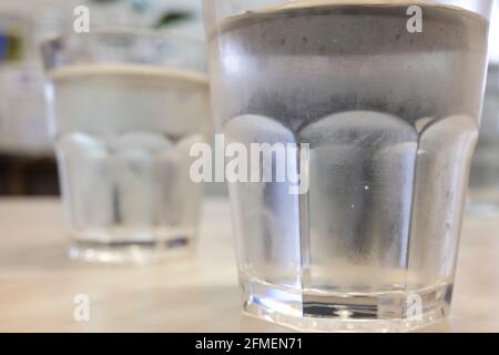 Due bicchieri di acqua fredda closeup Foto Stock
