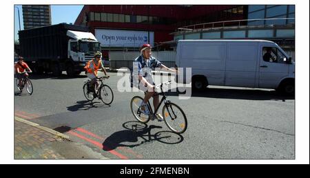 Cole Morton con istruttore di ciclo Steve Wagland (controllare l'ortografia) Fai un giro nel negozio di biciclette di Edwardes in Camberwell Road attraverso Elephant & Castle sul ponte di Waterloo in Soho.Pic David Sandison 13/6/2003 Foto Stock